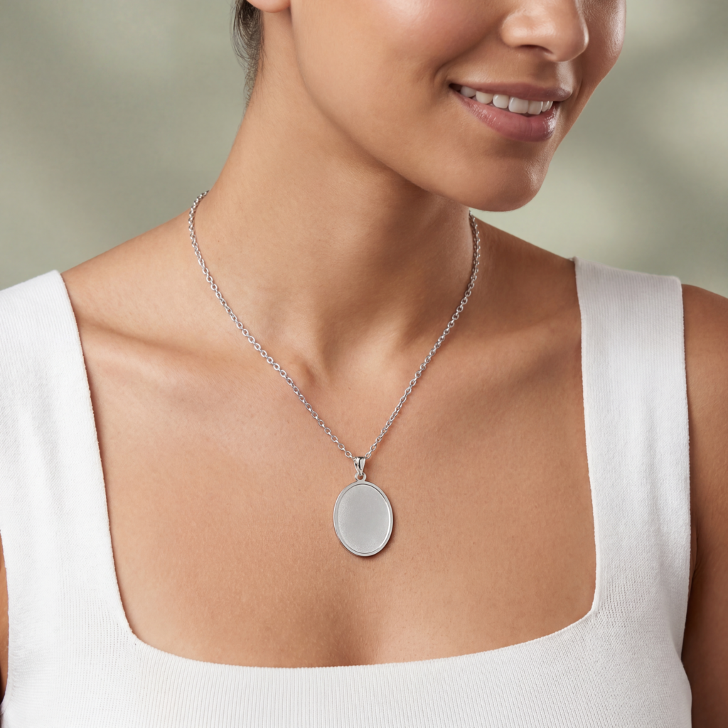 Oval pendant — Lifestyle